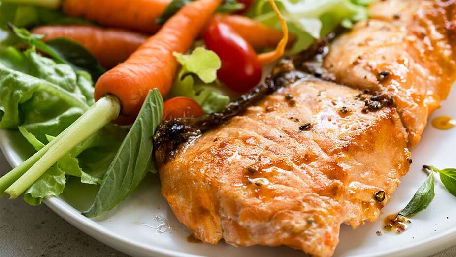 Ако сакате да изгубите тежина, треба да вклучите риба и свеж зеленчук во вашата исхрана. 