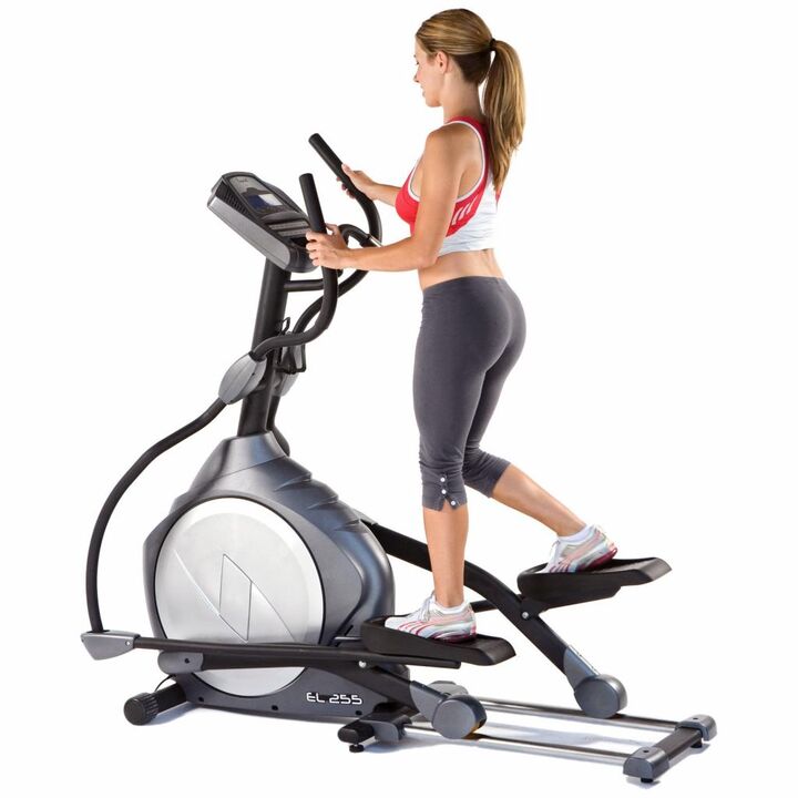 Вежбањето во теретана на орбитрек помага да се губат телесната тежина во пределот на стомакот и страните